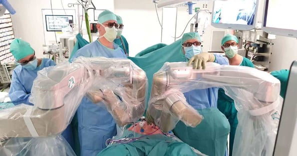 Medizinisches Team in OP-Kleidung arbeitet an einem Patienten