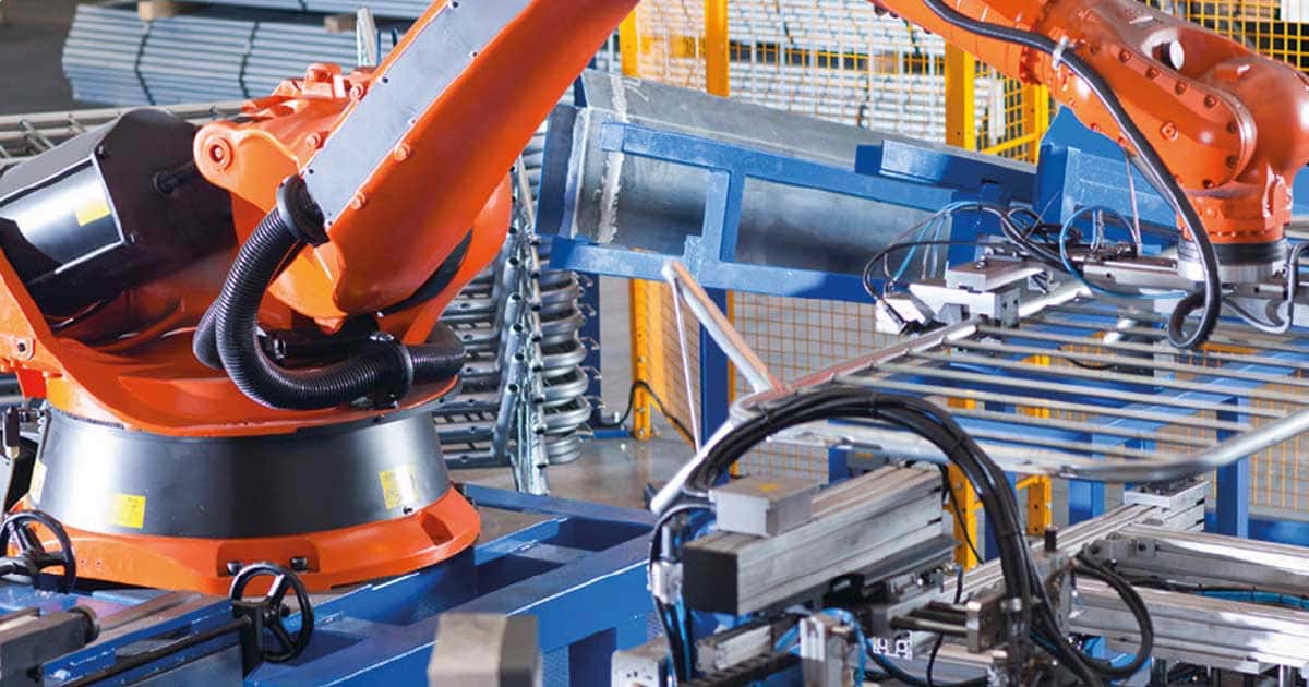 Roboterarm in einer Fabrik, der präzise Arbeiten ausführt und Teile in der Produktionslinie bewegt.