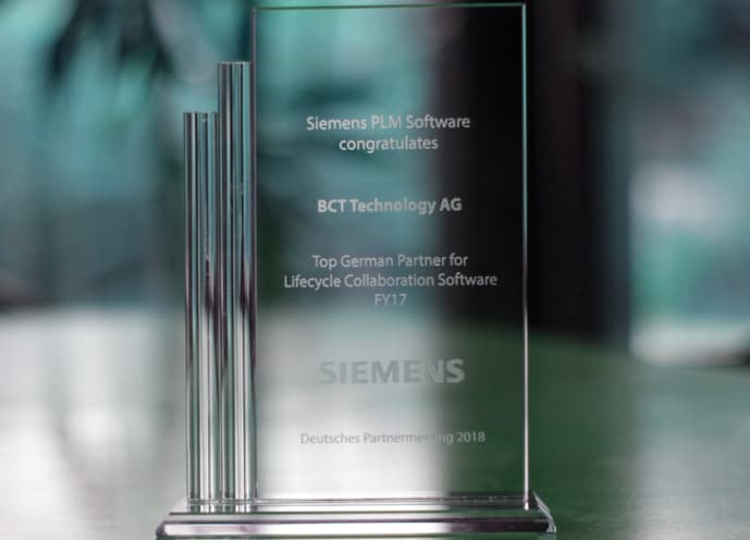 Bild eines Pokals von Siemens für BCT für "Top German Partner for Lifecycle Collaboration Software FY17"