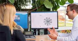 Ingenieur hilft Kollegin bei der Erstellung eines 3D-Modells
