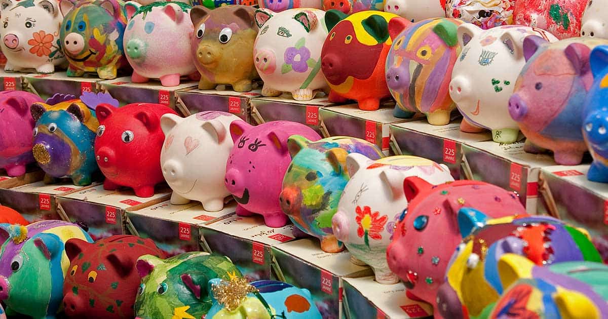 Viele bunte Sparschweine auf mehrere Rehgalen