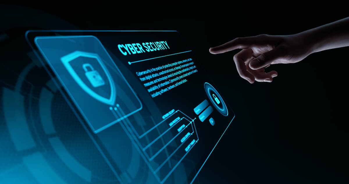 Visualisierung eines digitalen Cybersicherheitskonzepts: Hand zeigt auf Interface mit Symbol für IT-Sicherheit und Datenschutz.