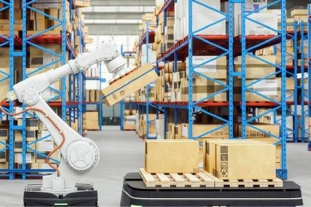 Roboterarm hebt Karton in automatisiertem Warenlager.