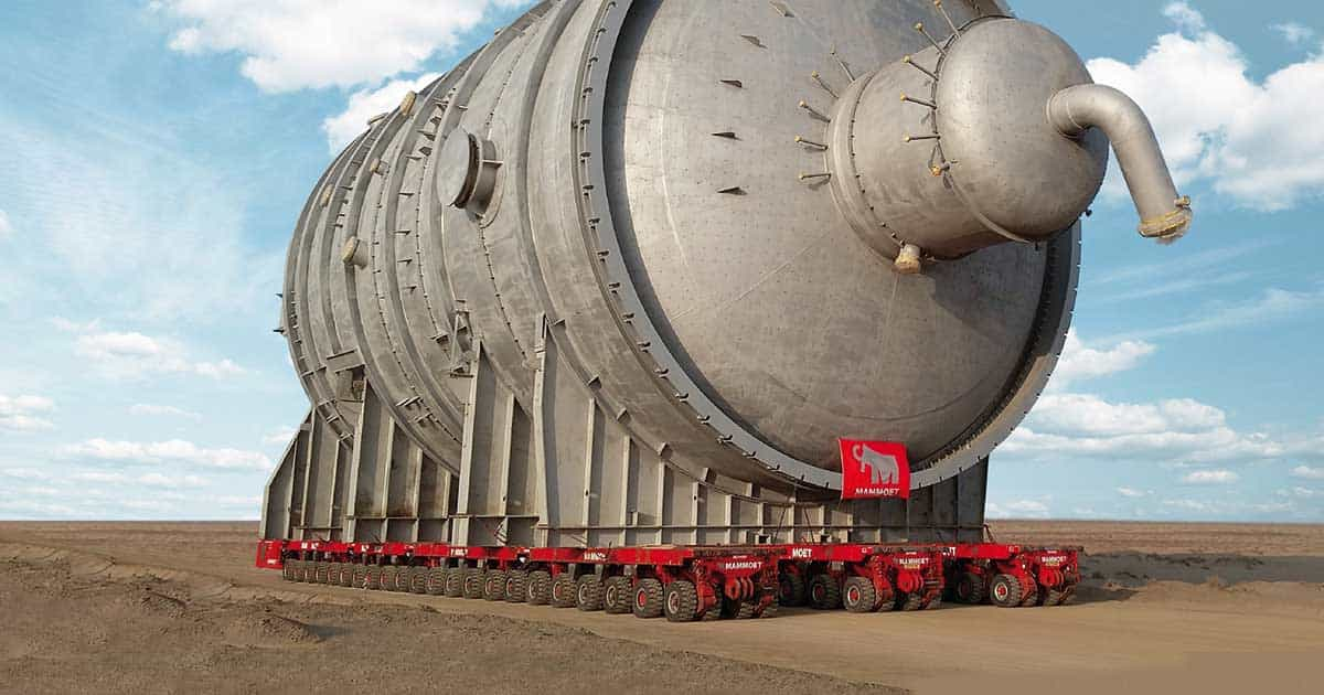 Ein Metalltank auf einem Feld