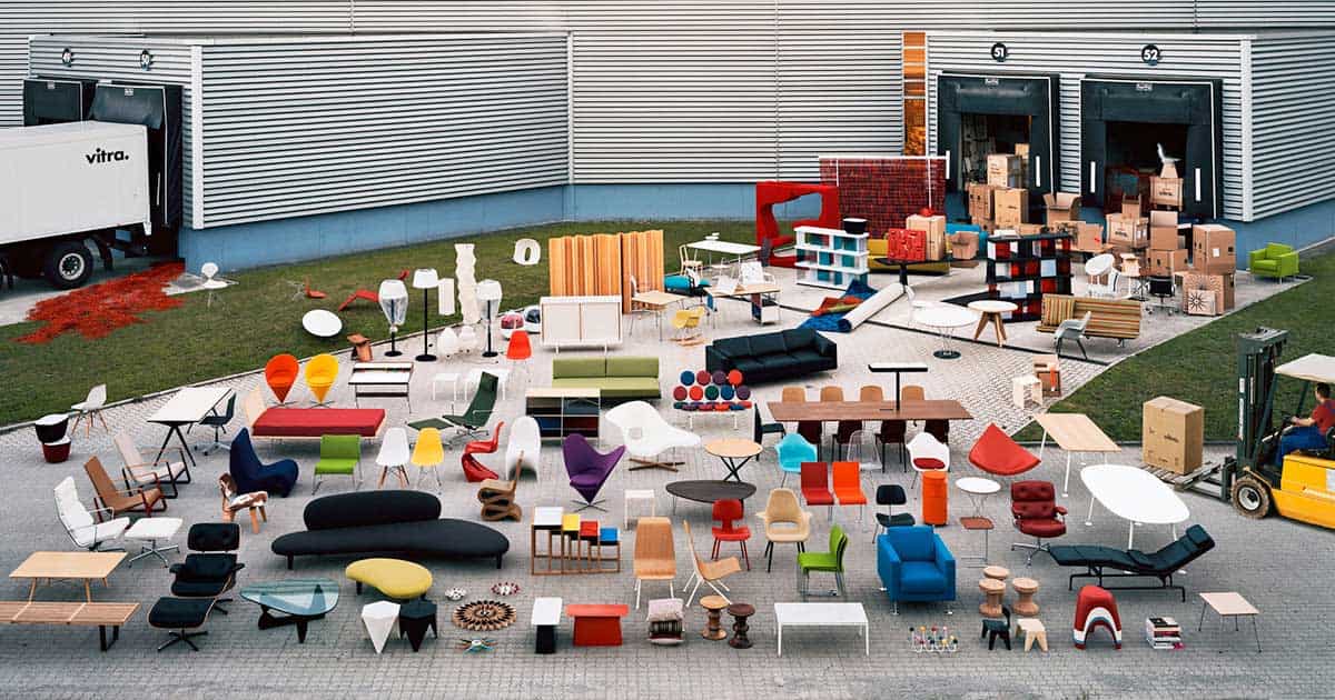 Ein Haufen von Möbeln und Gegenständen auf dem Boden, darunter Stühle, Tische und Lampen.