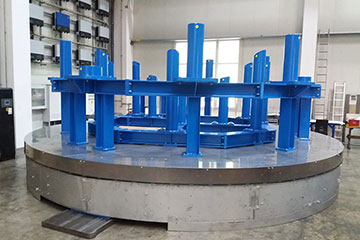 Eine blaue Maschine mit vielen Metallteilen