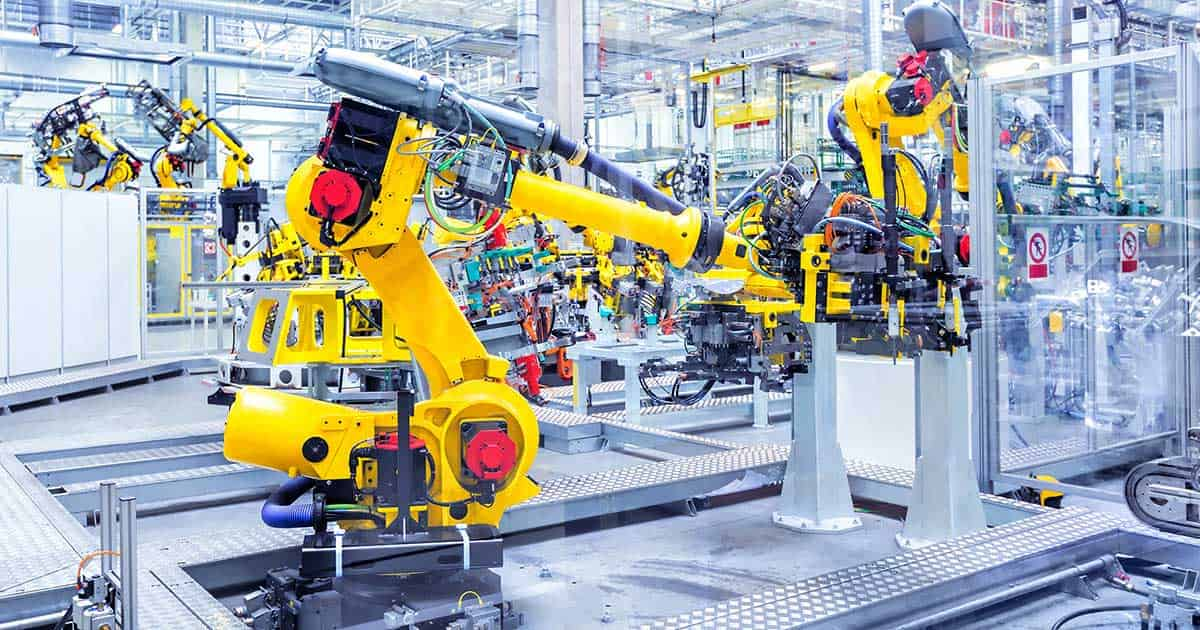 Ein gelber Roboter arbeitet in einer Fabrik und erledigt seine Aufgaben präzise und effizient.