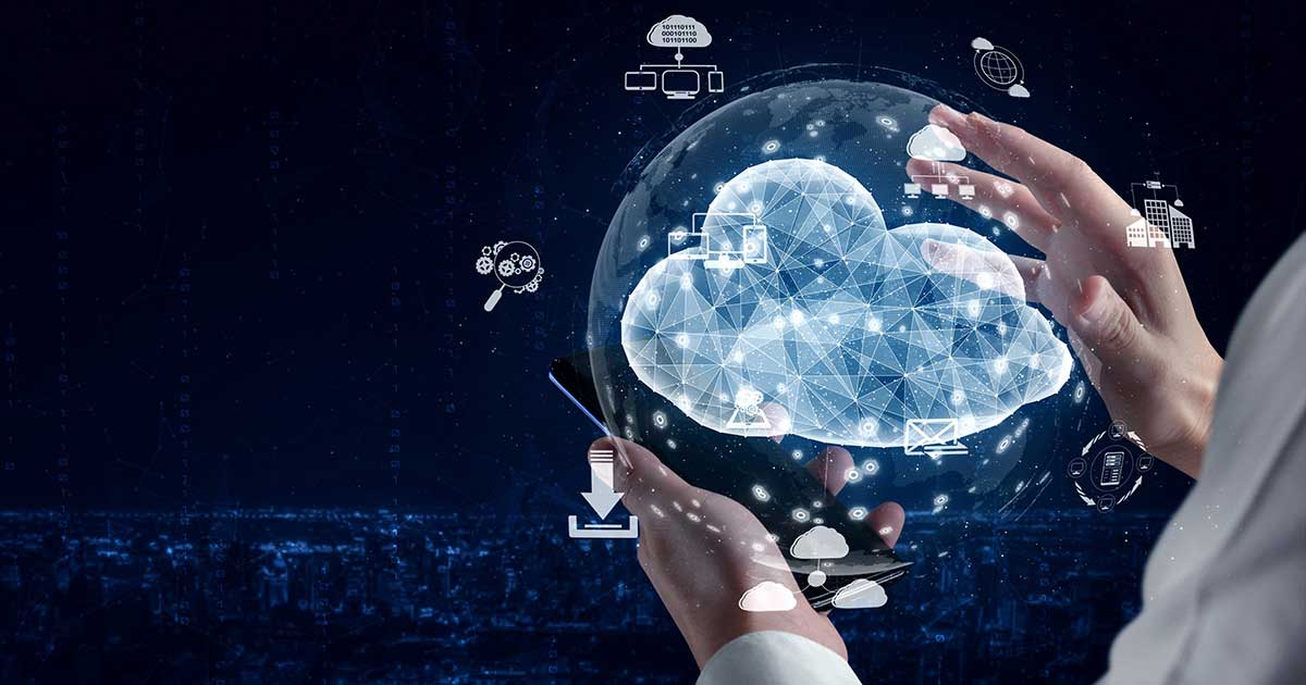 Digitale Cloud gehalten von zwei Haenden