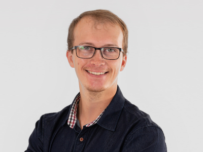 Laechelnder Mann im blauen Hemd